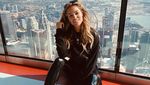 Gaya Liburan Pacar Baru Ryan Giggs, Si DJ Seksi