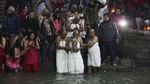Wanita di Nepal Ramai-ramai Mandi Bareng di Sungai Salinadi
