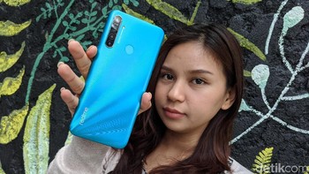 Berbeda dengan saudranya Realme 5, ponsel ini mengusung desain baru. Bagian belangnya dibuat bertekstur yang menampilkan efek pancaran sinar kala tertimpa cahaya. Foto: Adi Fida Rahman/detikINET