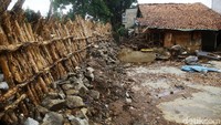 Tanggul Kali Pesanggrahan yang sebelumnya sempat jebol hingga mengakibatkan banjir itu kini telah diperbaiki dengan membangun tanggul sementara.