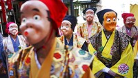 Festival Konpira pertama di tahun 2020 ini dimeriahkan dengan penampilan para seniman yang mengenakan topeng tradisional Jepang.