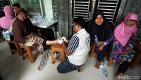 Ratusan warga terus mendatangi posko kesehatan.