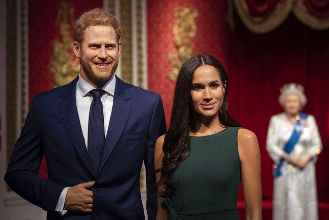 Steve lalu menambahkan, Mulai hari ini, patung lilin Pangeran Harry dan Meghan Markle tidak dipamerkan lagi di set keluarga Kerajaan kami. Namun, Steve menyebut patung tersebut tetap menjadi koleksi penting Madame Tussauds. Belum diketahui tempat baru untuk kedua patung tersebut. (Foto: Victoria Jones/PA via AP)