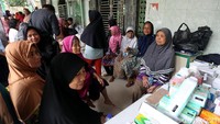 Antrean warga Pondok Gede Permai, Bekasi, saat datangi posko kesehatan, Jumat (10/1/2020).