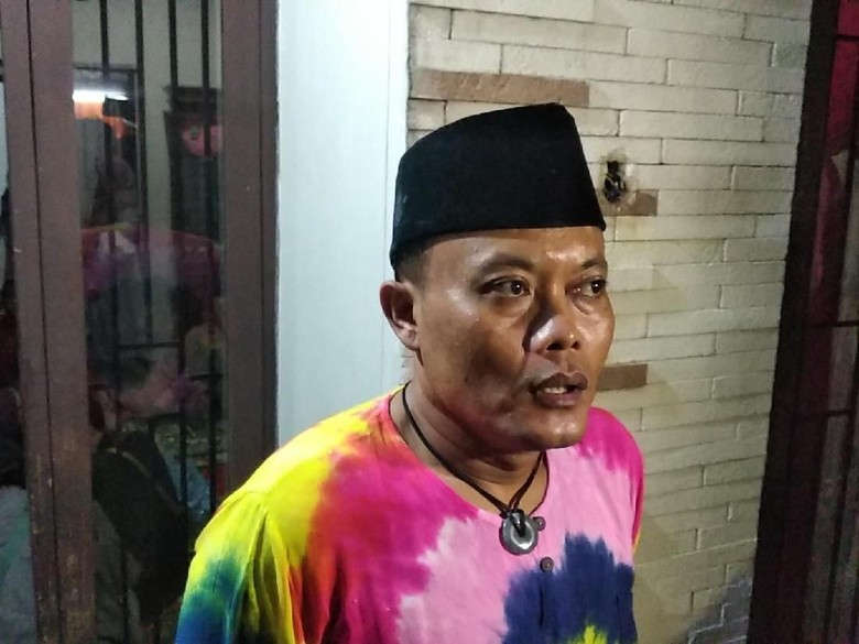 Foto: Sule hadir di tahlilan hari ketujuh meninggalnya Lina. (Foto: Dony Indra Ramadhan) Foto: Sule hadir di tahlilan hari ketujuh meninggalnya Lina. (Foto: Dony Indra Ramadhan)