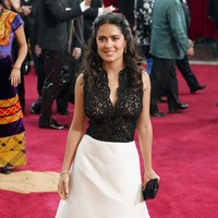 Salma Hayek Cuci Muka Pakai Air MawarDi pagi hari, Salma Hayek mengaku tidak mencuci wajahnya dengan facial wash. Dia membersihkan wajahnya dengan air mawar untuk menyegarkan wajah. Foto: Getty Images