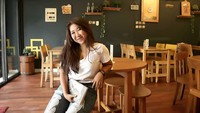 Kafe yang didatangi oleh Kiky Saputri juga selalu memiliki desain yang instagrammable. Seperti pada foto ini yang memperlihatkan Kiky tengah berpose outfit of the day dengan pemandangan bangku-bangku kafe. Foto: Instagram @kikysaputrii