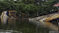 Sebagian badan jembatan masuk ke dalam danau.