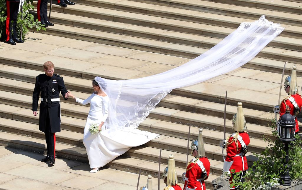 Pangeran Harry dan Meghan Markle WINDSOR, UNITED KINGDOM - MAY 19: Prince Harry, Duke of Sussex and the Duchess of Sussex depart after their wedding ceremonyat St George's Chapel at Windsor Castle on May 19, 2018 in Windsor, England. (Photo by Jane Barlow - WPA Pool/Getty Images)
