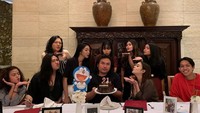 Tak hanya Gaga saja, teman-temannya yang lain pun ikut memberikannya kejutan manis di acara makan malamnya. Foto: Instagram @keanuagl