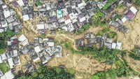 Material lumpur bercampur tanah tampakmemenuhi pemukiman warga.