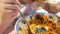 Lahap makan spaghetti ternyata makanan ini jadi salah satu makanan favorit Issabelle. Saat makan pun ia tak menghiraukan pipinya yang berlumur saus pasta. Foto: instagram @issabelle_2013