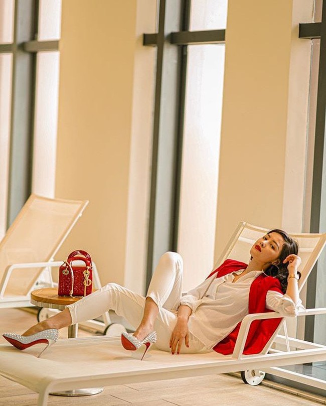 Terlepas dari kasus yang menjerat pramugari Garuda ini, Siwi Sidi kerap berbagi gaya hidup mewah di Instagram. Pada postingannya itu, Siwi Sidi terlihat mengenakan beberapa merek fashion ternama mulai dari Dior sampai Hermes. Foto: Instagram @w_hadinata