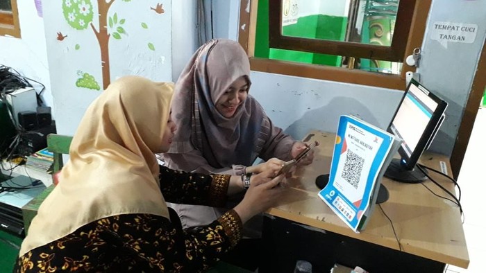 Setelah viral bayar SPP pakai GoPay, madrasah di Semarang ini jadi yang pertama punya QRIS. Foto: GoPay Setelah viral bayar SPP pakai GoPay, madrasah di Semarang ini jadi yang pertama punya QRIS. Foto: GoPay