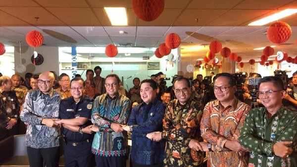 Momen Erick, Budi Karya hingga Anies Gandengan Kawinkan MRT-KAI