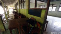 Bangunan sekolah Sekolah Dasar Negeri Jati Rasa, Kota Bekasi yang rusak akibat banjir pada 1 Januari lalu.