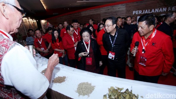 Megawati Hingga Hasto Tinjau Pameran Rempah di Rakernas PDIP