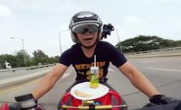 Ngeri Banget! Pria Ini Makan dan Minum Sambil Ngebut Naik Motor