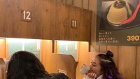 Bersama selebgram Lula Lahfah yang ikut berseteru dengan Lucinta Luna, ini momen keakraban Keanu dan Lula ketika makan ramen di Jepang.  Foto: Instagram @keanuagl