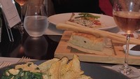 Wanita kelahiran Bandung ini sering mengunggah momen kulinerannya. Termasuk ketika makan ditemani hidangan ala Barat ini. Foto: Instagram marginw