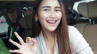 Ia pun terlihat lebih ceria dan kerap tersenyum kala berpose di depan kamera. Pool/Palevi S/detikFoto.