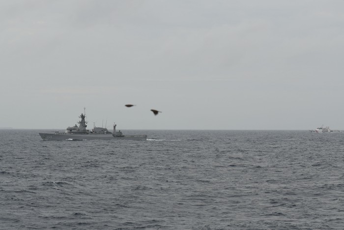 KRI Usman Harun-359 (kanan) bersama KRI Sutedi Senoputra-378 melakukan konvoi saat peran bahaya tempur udara di Laut Natuna, Jumat (10/1/2020). KRI Usman Harun-359 bersama KRI Teuku Umar-385, KRI Sutedi Senoputra-378 dan dua kapal Bakamla tergabung dalam operasi siaga tempur laut Natuna 2020 untuk melakukan operasi pengendalian wilayah laut, khususnya di Zona Ekonomi Eksklusif (ZEE) laut Natuna Utara. ANTARA FOTO/M Risyal Hidayat/ama.