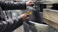 Hanya anggur aszo terbaik yang digunakan untuk Essencia. Pengunjung dapat melakukan tur ke kilang anggur, yang terletak sekitar dua setengah jam perjalanan dari Budapest dan tentu mencicipinya (Foto: Royal Tokaji Wine Company/CNN)