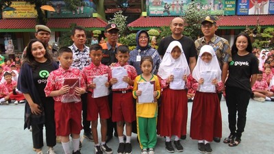 Bantuan Seragam untuk Siswa-siswi Korban Banjir
