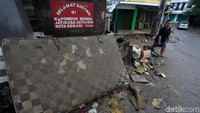 Sampah-sampah ini mulai berbau tidak sedap.