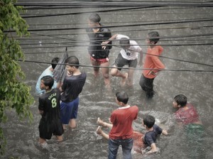 Aksi Anak-anak di Kebanjiran Jakarta