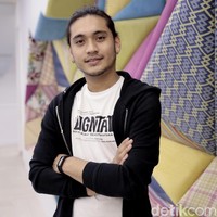 Giorgino Abraham sempat dituding berselingkuh dengan Irish Bella, ketika dia masih berstatus kekasih Angela Gilsha. Keduanya dikabarkan terlibat cinta lokasi yang kemudian dibantah Giorgini. Tidak lama setelah rumor itu beredar, Giorgino dan Irish Bella berpacaran. Namun kini hubungan mereka berakhir dan Irish kini hidup bahagia dengan suaminya Ammar Zoni. Foto: Asep Syaifullah/detikHOT