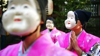 Selain mengenakan topeng tradisional, para seniman tersebut juga mengenakan pakaian tradisional khas Negeri Matahari Terbit tersebut.
