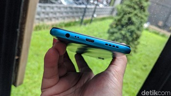 Di bagian bawah terdapat jack audio 3,5 mm, microUSB dan speaker. Foto: Adi Fida Rahman/detikINET