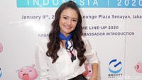 Amanda yang tampil dengan blus putih dan rok hitam itu membagikan kisah asmaranya dengan Adriel Susanteo. Pool/Noel/detikFoto.