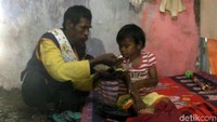 Awalnya Tarmuji menjual roti keliling dengan sepeda ontel. Sejak istrinya meninggal, Tarmuji berganti menggunakan sepeda motor untuk memudahkannya menggendong Fitri. Seakan tahu kondisi bapaknya, Fitri tidak pernah menangis atau mengeluh, baik saat cuaca panas maupun hujan.