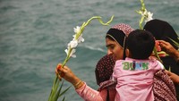 Pihak USS Vincennes yang menduga pesawat itu adalah jet F-14 Tomcat milik Iran yang akan melakukan serangan kemudian melepaskan 2 rudal ke arah pesawat tersebut hingga salah satu rudal itu mengenai pesawat dan langsung meledak. Kejadian itu mengundang kontroversi internasional. Kecaman pun muncul atas tindakan AS tersebut. AP Photo/Ali Hashemi, File.