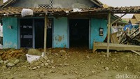 detikcom menengok Tarmuji di rumahnya, RT 03 RW 02 Desa Tegaldowo, Kecamatan Tirto, Pekalongan. Kondisi rumahnya tampak memprihatinkan. Banyak dijumpai kayu maupun bambu penyangga atap rumah yang telah berumur dan membahayakan siapapun yang ada di bawahnya.