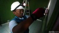 Petugas PLN mengecek instalasi listrik di rumah warga di Perumahan Pondok Gede Permai, Bekasi, Jumat (10/1).