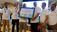 Direktur PT TaniHub Indonesia yang juga CEO TaniHub Group, Ivan Arie Sustiawan menandatangani perjanjian kerja sama dengan Direktur Utama FastPos Ery Pertinda Saputra di kantornya di Jakarta, Jumat (10/1/2020).