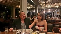 Disela-sela menunggu sidang gugatan cerai tersebut, Vicky Prasetyo malah kepergok sedang berduaan bersama perempuan berparas cantik. Meski hukum negara mencatat statusnya masih sah sebagai suami Angel Lelga, Vicky Prasetyo seolah tidak peduli.
