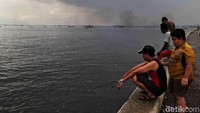 Beberapa warga di pesisir Jakarta ada yang khawatir dan juga yang biasa aja menanggapinya. Karena menurut mereka sudah biasa jika rob itu masuk ke pemukiman dan tempat tinggal mereka. 