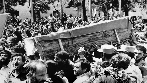 Foto pemakaman korban tragedi Iran Air tahun 1988 silam