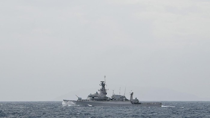 KRI Usman Harun-359 (kanan) bersama KRI Sutedi Senoputra-378 melakukan konvoi saat peran bahaya tempur udara di Laut Natuna, Jumat (10/1/2020). KRI Usman Harun-359 bersama KRI Teuku Umar-385, KRI Sutedi Senoputra-378 dan dua kapal Bakamla tergabung dalam operasi siaga tempur laut Natuna 2020 untuk melakukan operasi pengendalian wilayah laut, khususnya di Zona Ekonomi Eksklusif (ZEE) laut Natuna Utara. ANTARA FOTO/M Risyal Hidayat/ama.