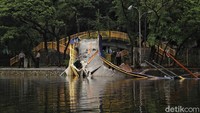 Tampak beberapa polisi berada di sekitar jembatan yang ambruk.