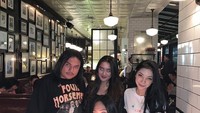  Punya banyak teman, Keanu sering unggah momen serunya saat makan bareng hingga merayakan ulang tahun teman-temannya. Foto: Instagram @keanuagl