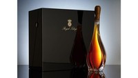 Royal Tokaji Wine Company dari Hungaria mengatakan tiap botol edisi terbatas dari Essencia 2008 pun sangat bernilai. Hanya ada 20 botol yang berisi 1,5 liter. Per botol senilai Rp 550 juta (Foto: Royal Tokaji Wine Company/CNN)
