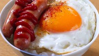 Kadang lauk rice bowl pilihan Toshiya adalah makanan sederhana, namun kelihatannya tetap nikmat. Seperti sosis dan telur mata sapi yang kuningnya masih creamy. Foto: Instagram toshiya.sh