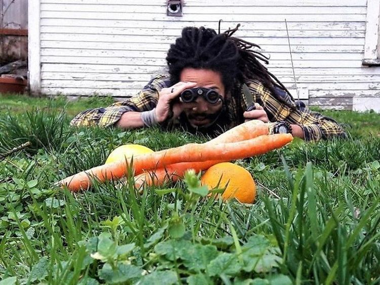 Bukan Hewan, Orang-orang Ini Malah Berburu Sayuran dan Buah dengan Pose Kocak
