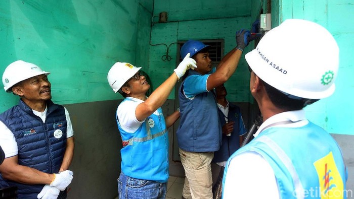 Perumahan Pondok Gede Permai, Bekasi, menjadi salah satu kawasan yang cukup parah terendam banjir. Hari ini petugas PLN memeriksa instalasi listrik di rumah warga.
