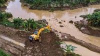 Petugas mengoperasikan alat berat untuk memperbaiki tanggul Sungai Tuntang yang jebol di Desa Trimulyo, Guntur, Kabupaten Demak, Jawa Tengah, Jumat (10/1/2020).